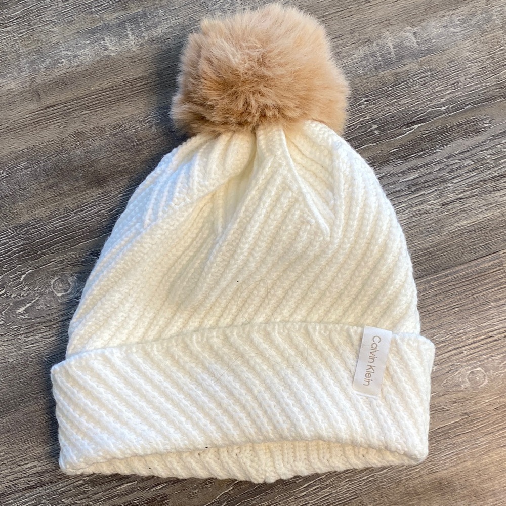 NWOT CALVIN KLEIN White Winter Hat Pom OS